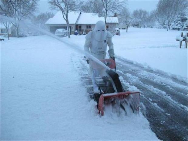 storm-trooper-snow-blowing-funny-pictures